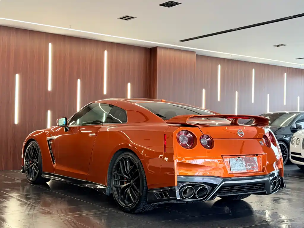 NISSAN GT R