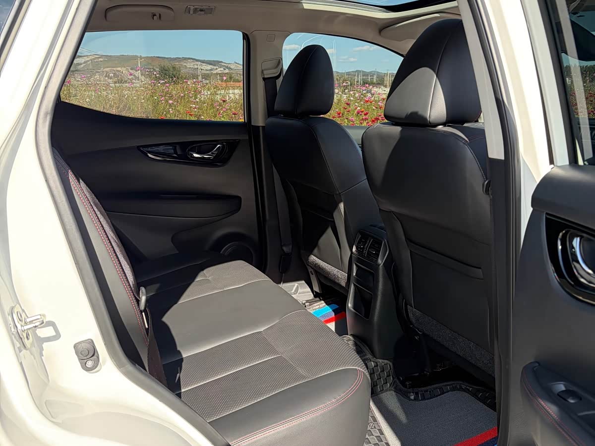 Nissan Qashqai 2.0 л 2023 г. Белый, пробег 10000 км