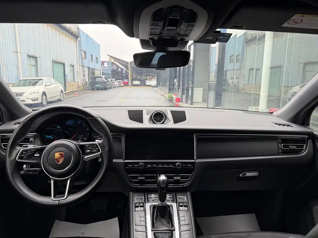 PORSCHE MACAN