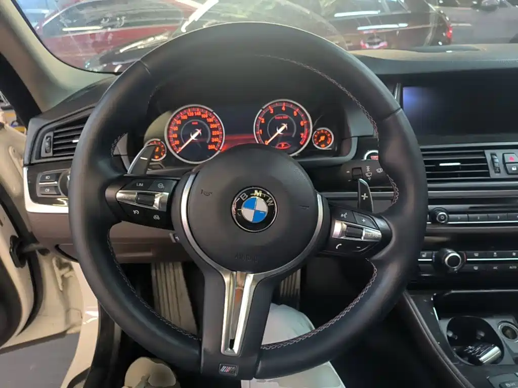 BMW 5 Series — миниатюра 11