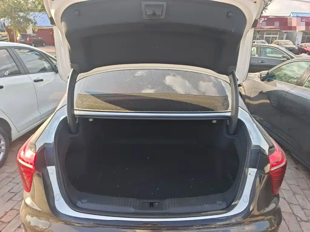 Hongqi Hongqi H5 — миниатюра 19