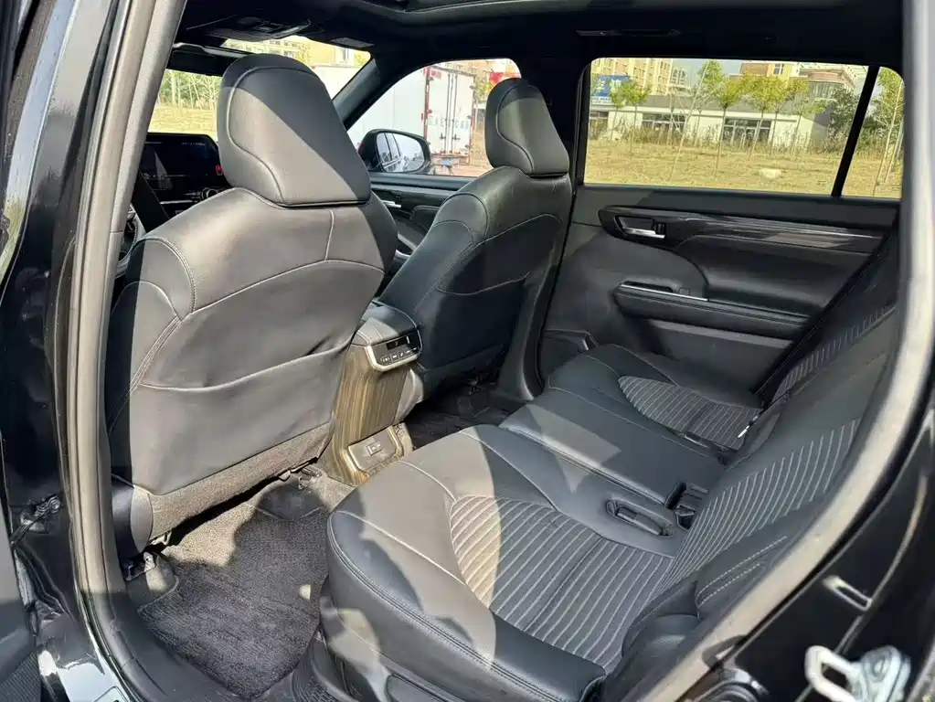 Toyota Crown Kluger — миниатюра 6