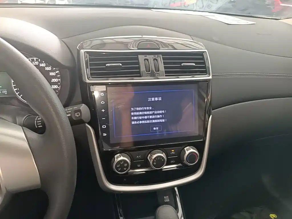 Nissan Tiida — миниатюра 13