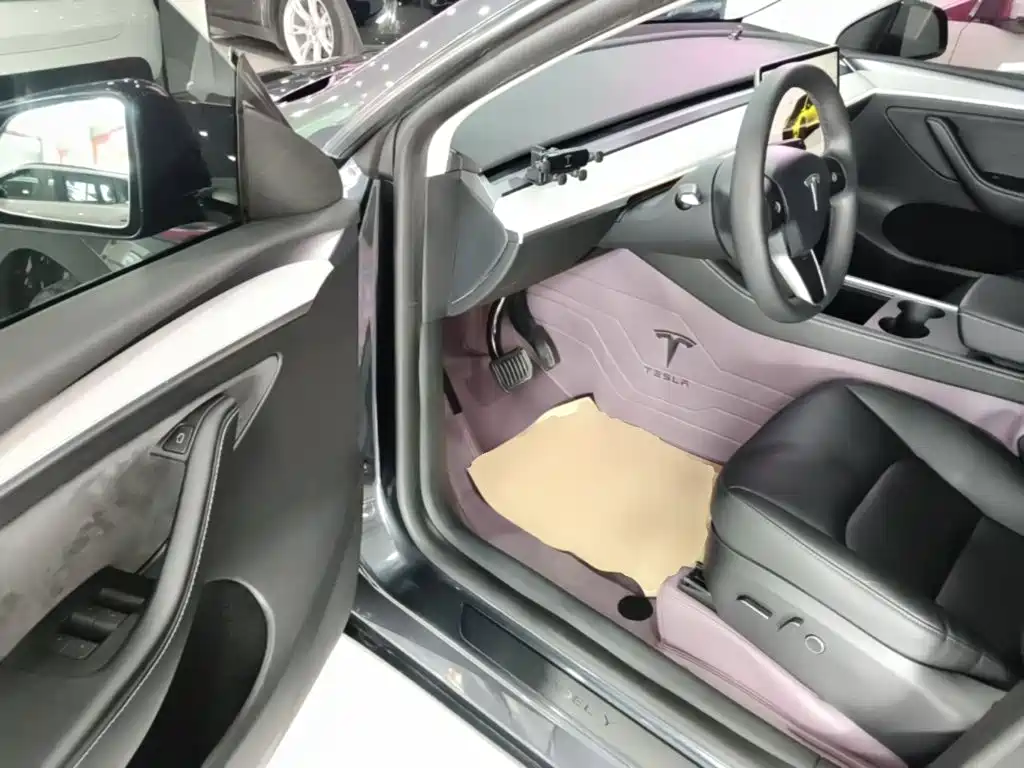Tesla Model Y — миниатюра 16