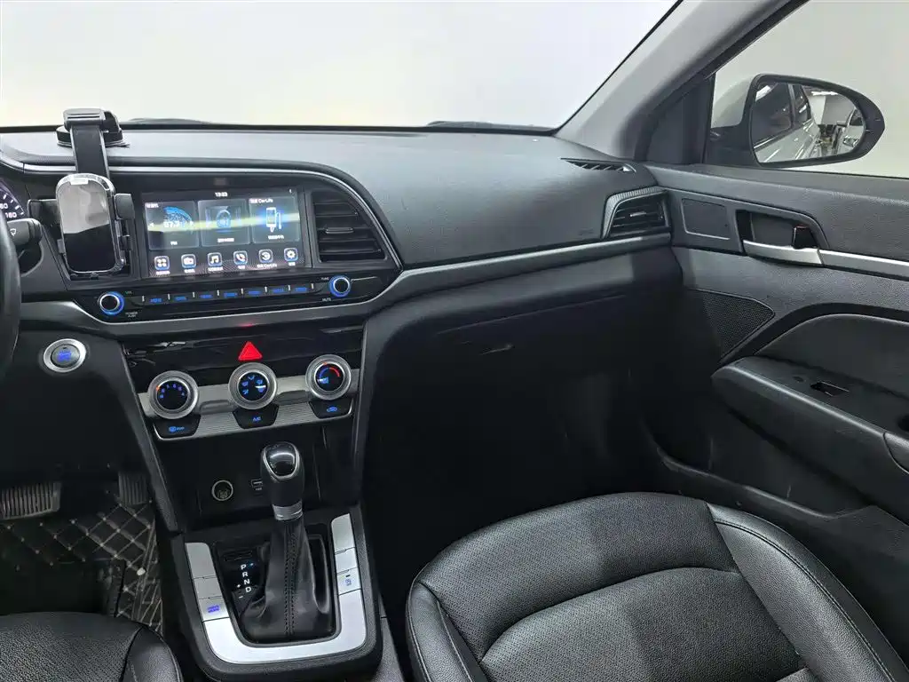 Hyundai Elantra — миниатюра 9