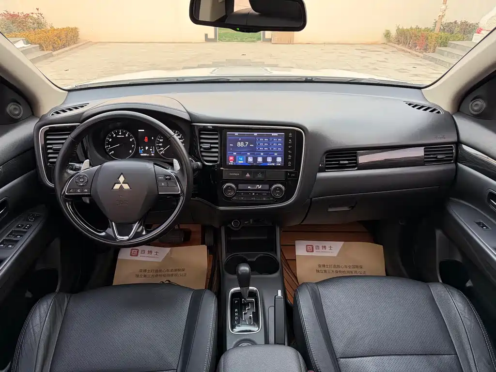 MITSUBISHI OUTLANDER