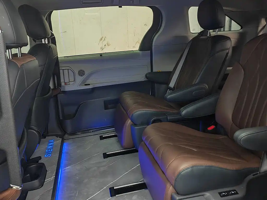 Toyota Sienna — миниатюра 12