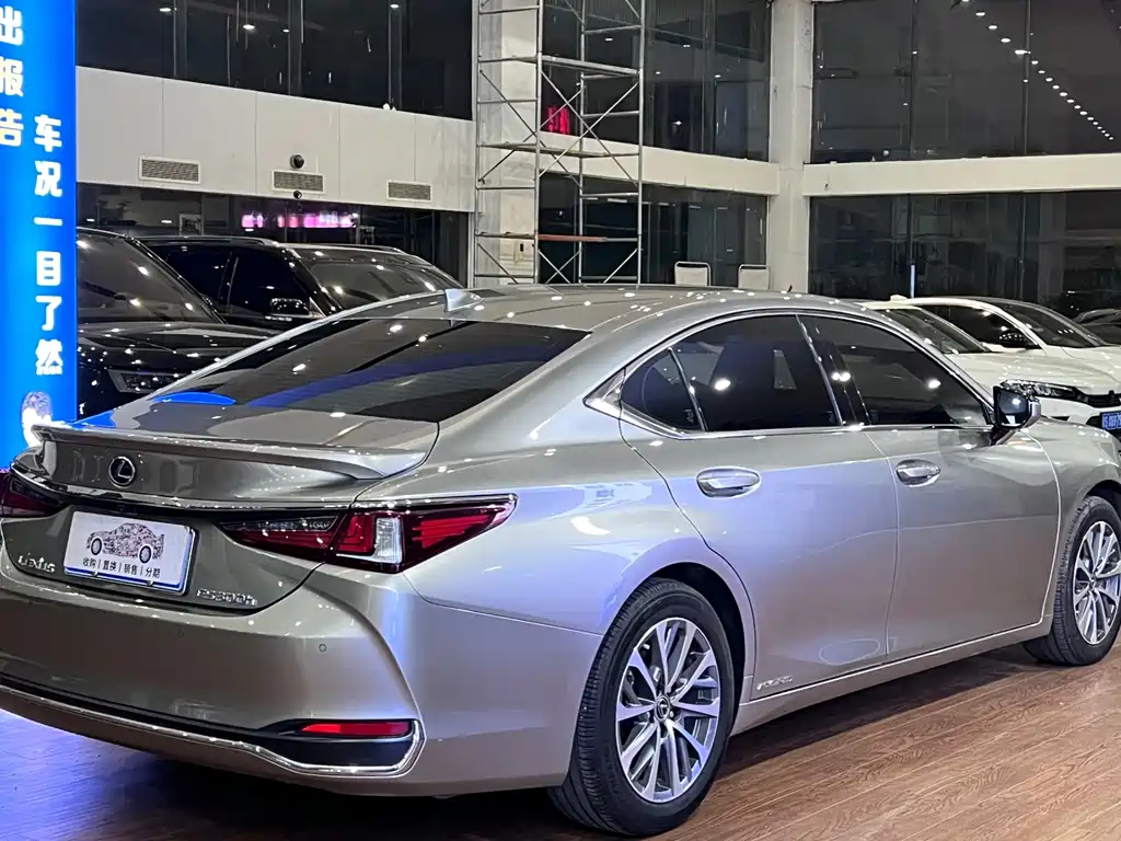 Lexus ES — миниатюра 6
