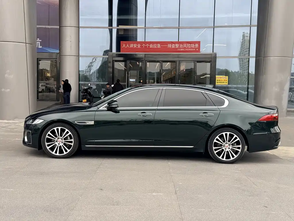 Jaguar XFL — миниатюра 4