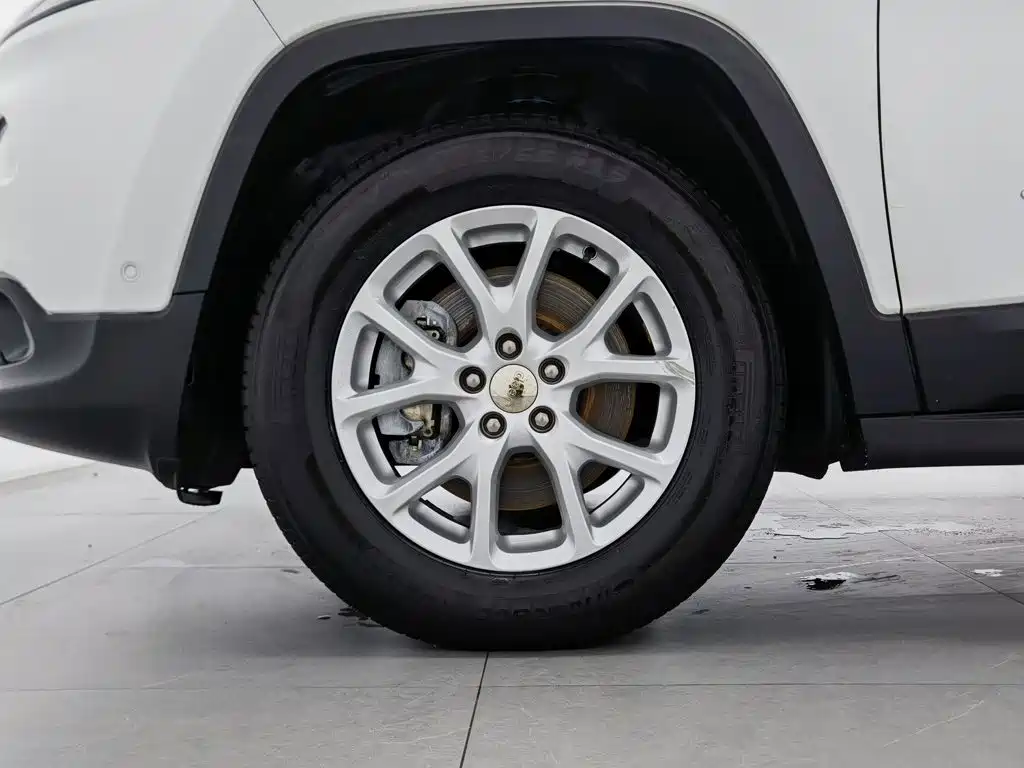 Jeep Cherokee — миниатюра 17