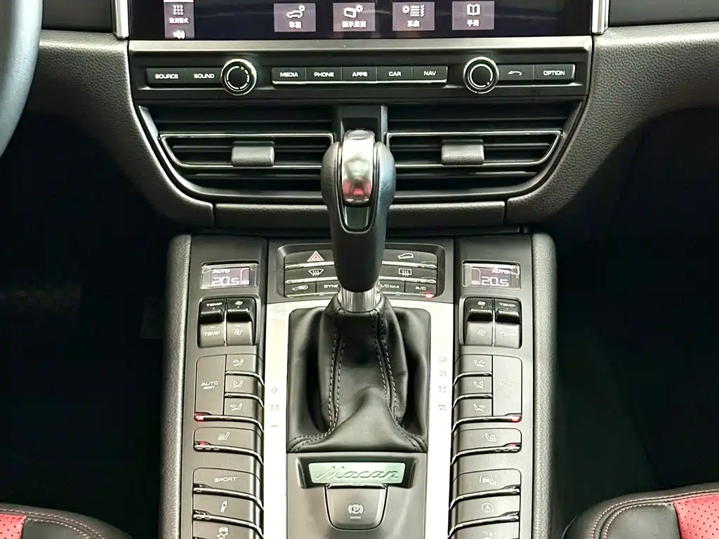 PORSCHE MACAN