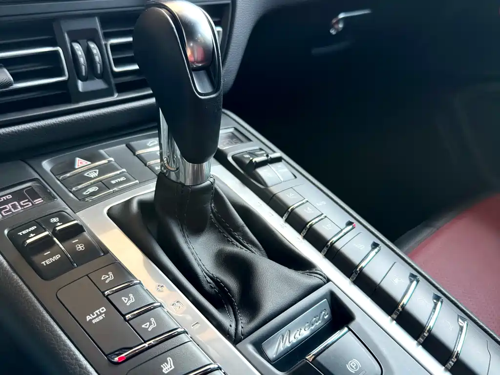 PORSCHE MACAN