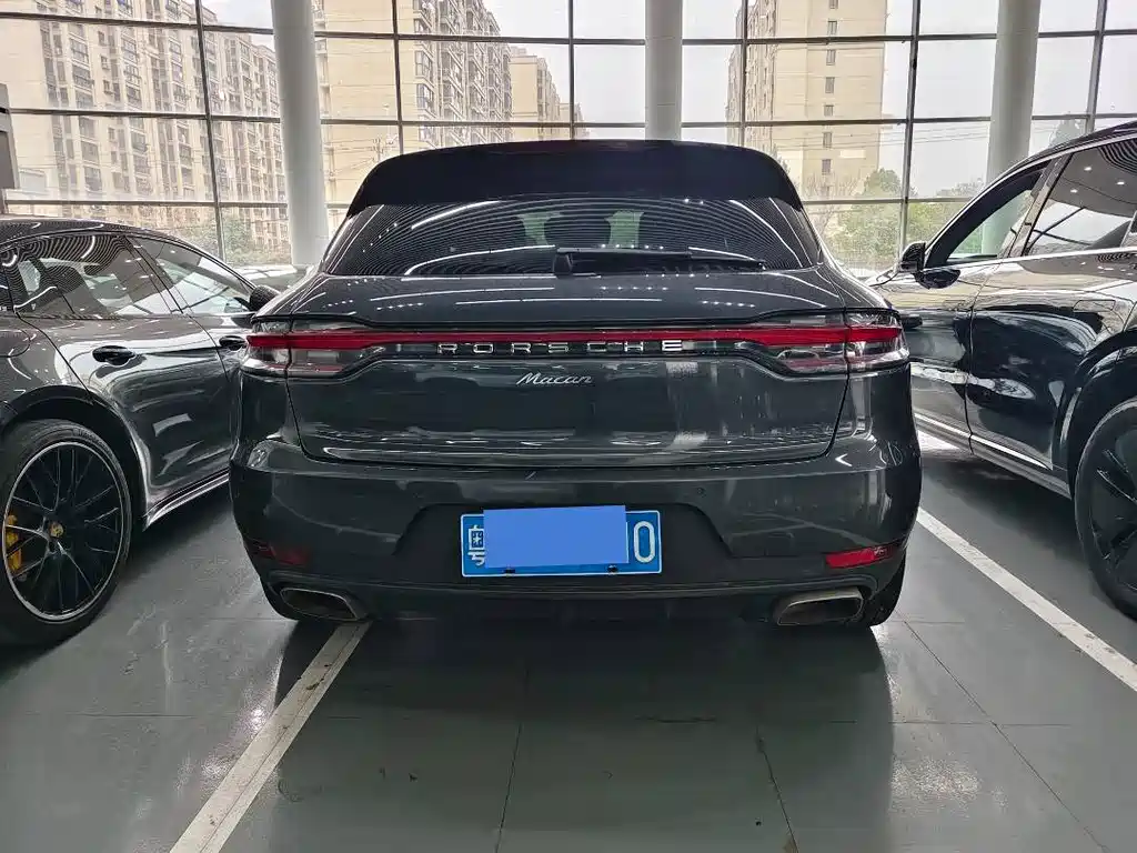 PORSCHE MACAN