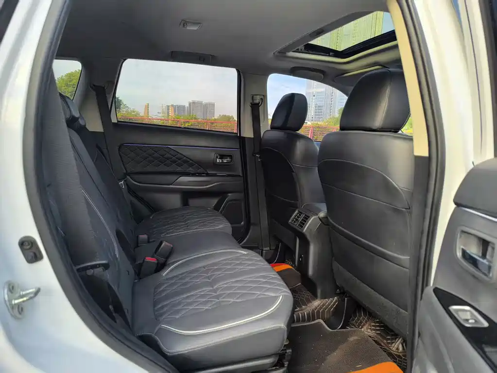 MITSUBISHI OUTLANDER