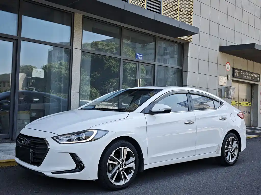 Купить Hyundai Elantra