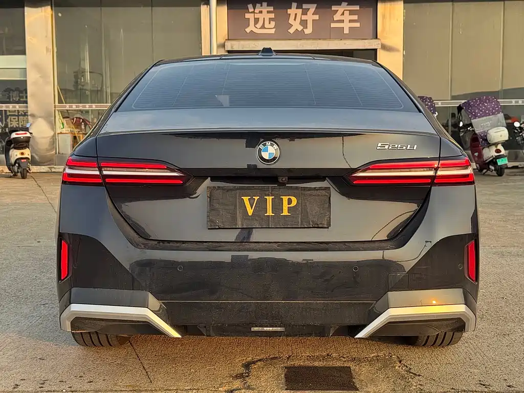 BMW 5 Series — миниатюра 13