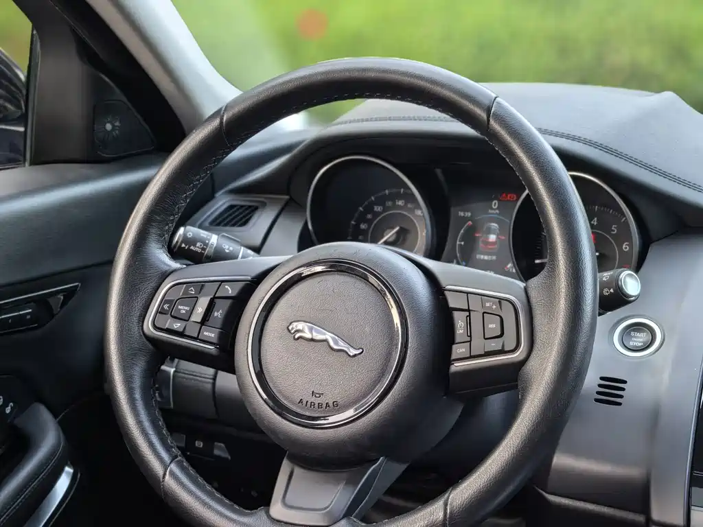 Jaguar E-PACE — миниатюра 9