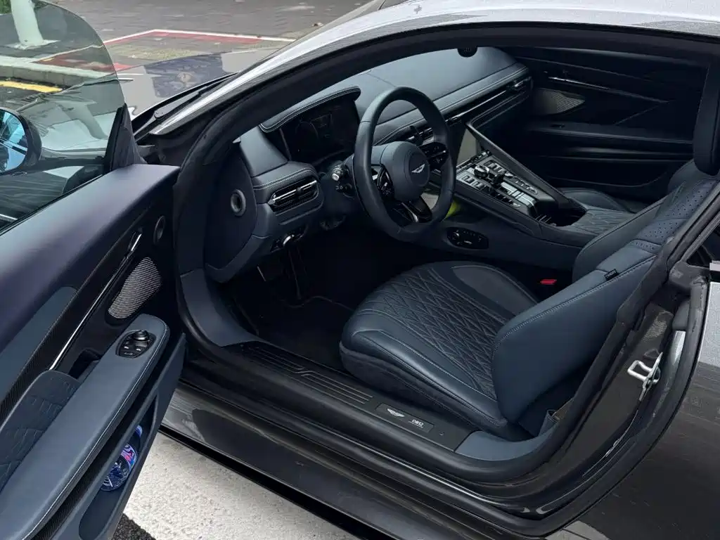 Aston Martin DB12 — миниатюра 7