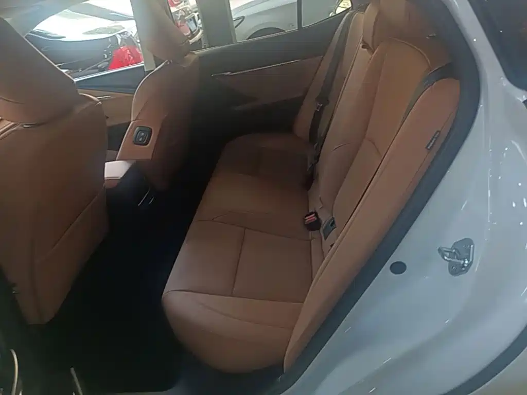 Toyota Camry — миниатюра 17