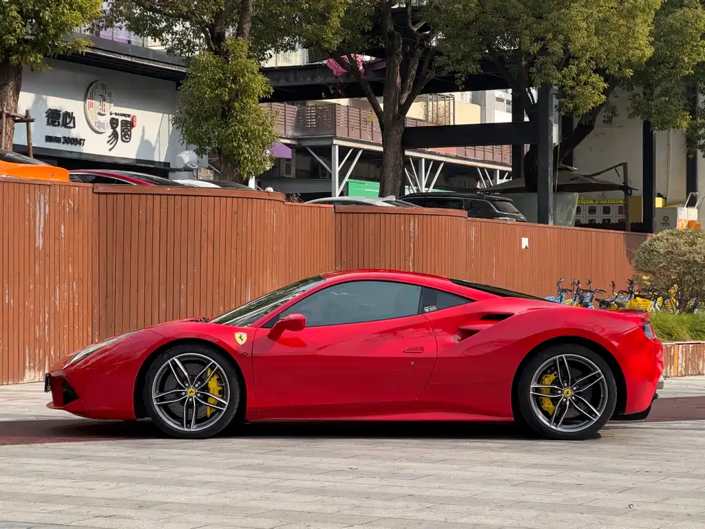 FERRARI 488