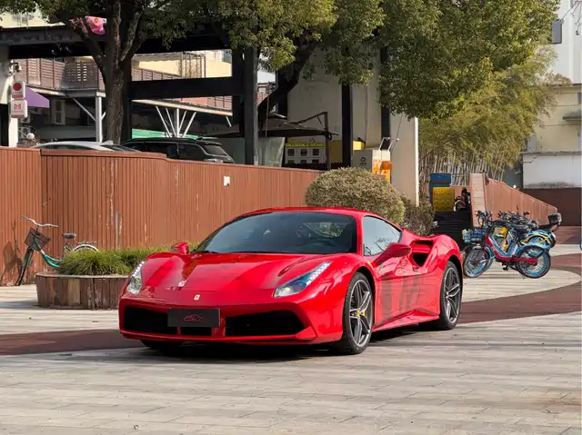 FERRARI 488