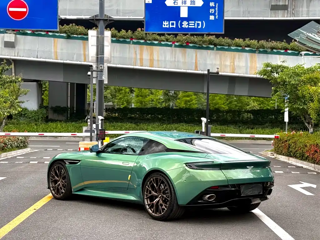 Aston Martin DB12 2023 4.0T V8 Coupe