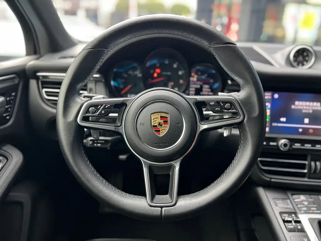 PORSCHE MACAN
