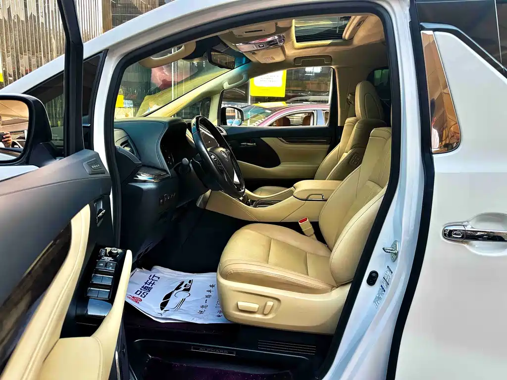 Toyota Alphard — миниатюра 5