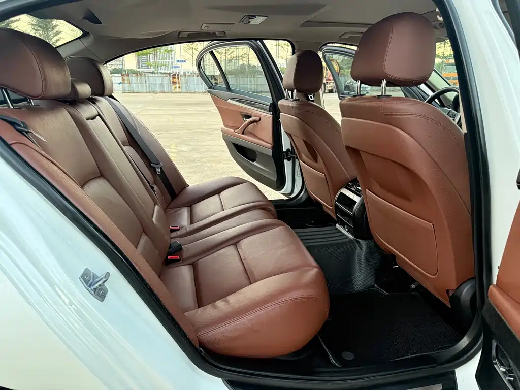 BMW 5 Series — миниатюра 8