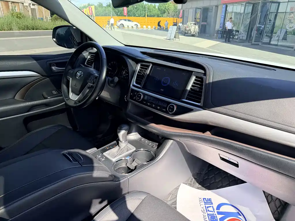 Toyota Highlander 2021 2.0T Luxury 7 мест