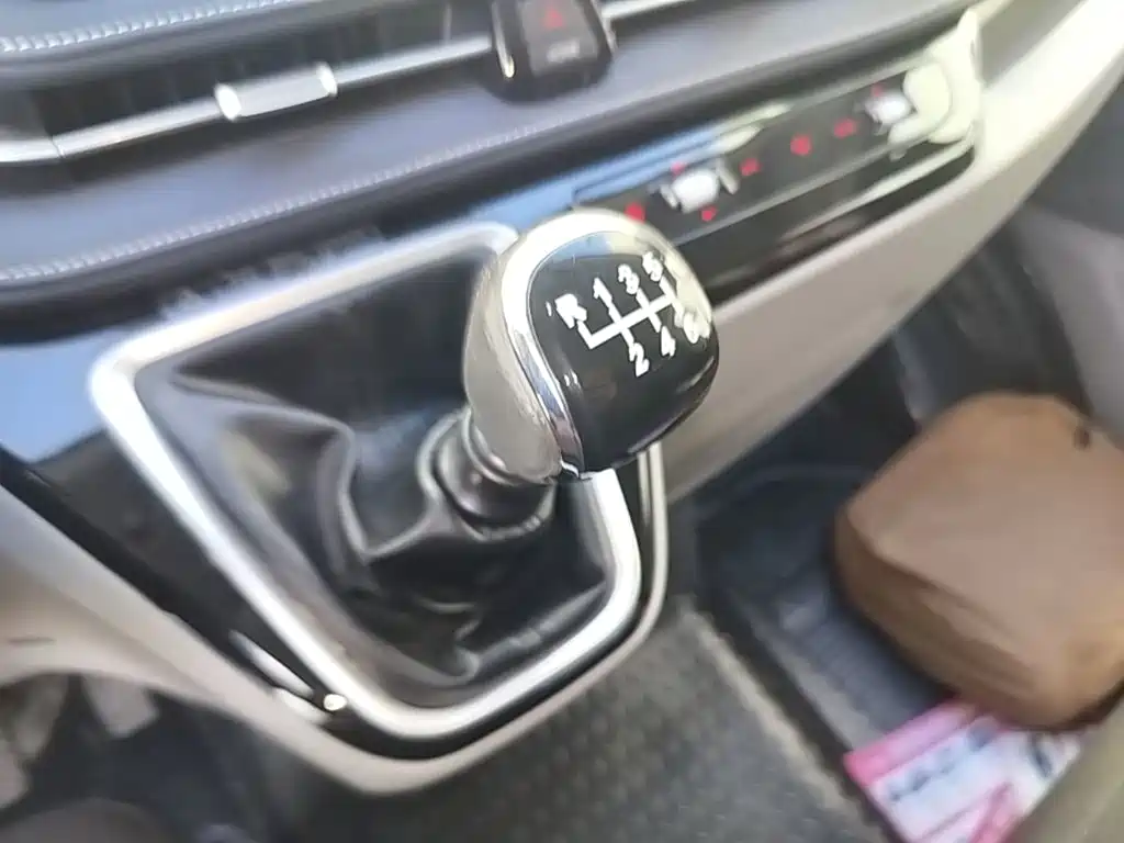 MAXUS V70 — миниатюра 14