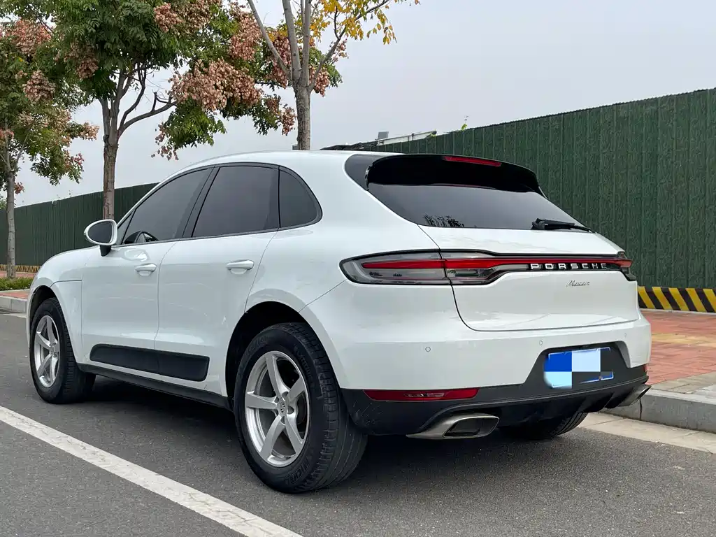 PORSCHE MACAN