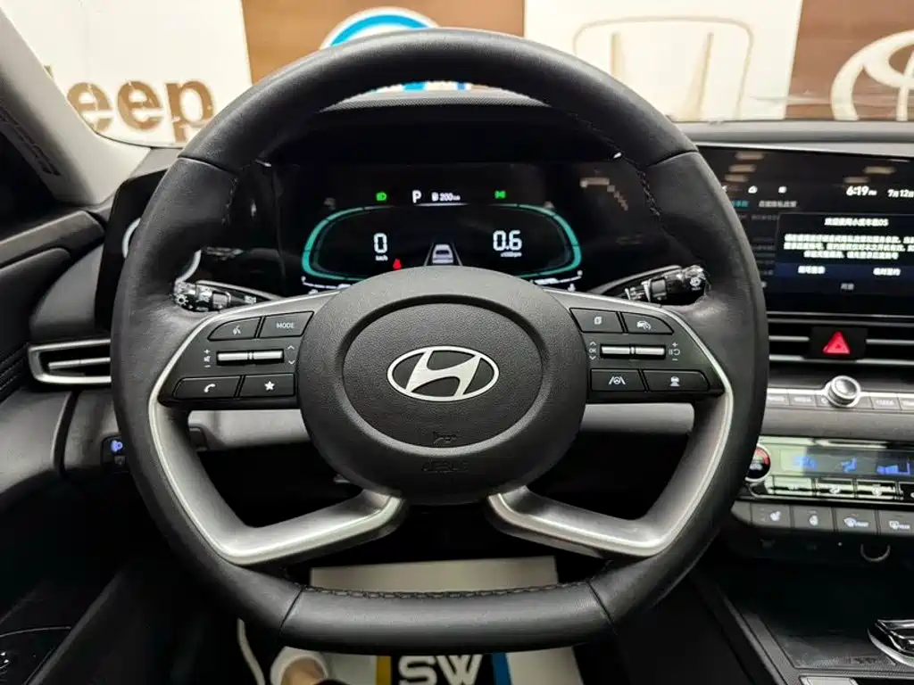 Hyundai Elantra — миниатюра 11