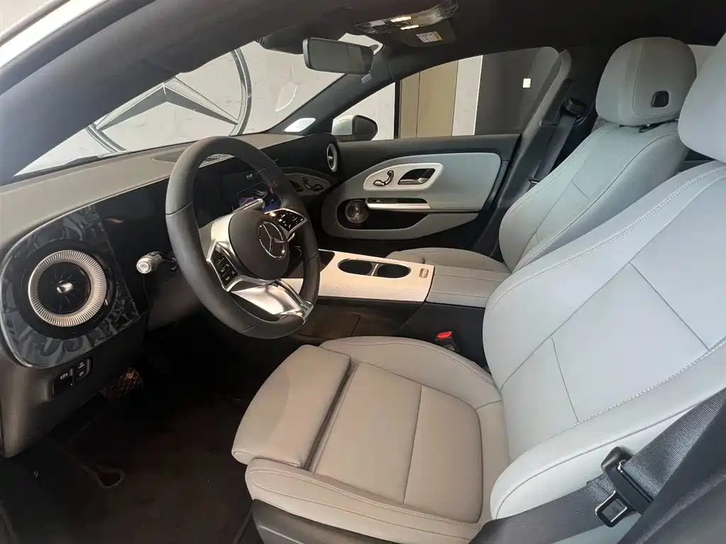 Mercedes-Benz CLA 2025 300L
