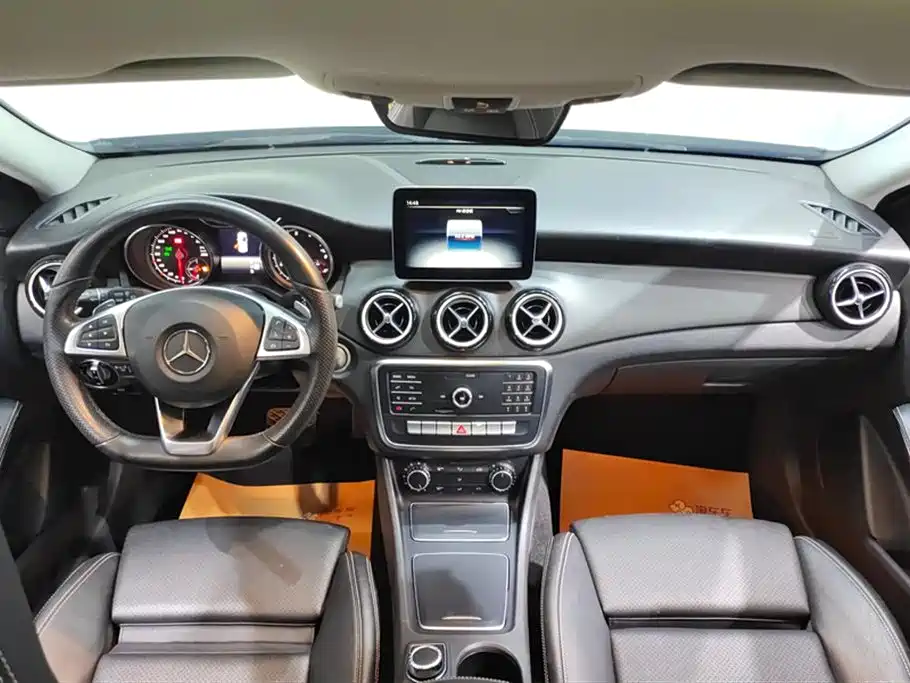 MERCEDES-BENZ GLA