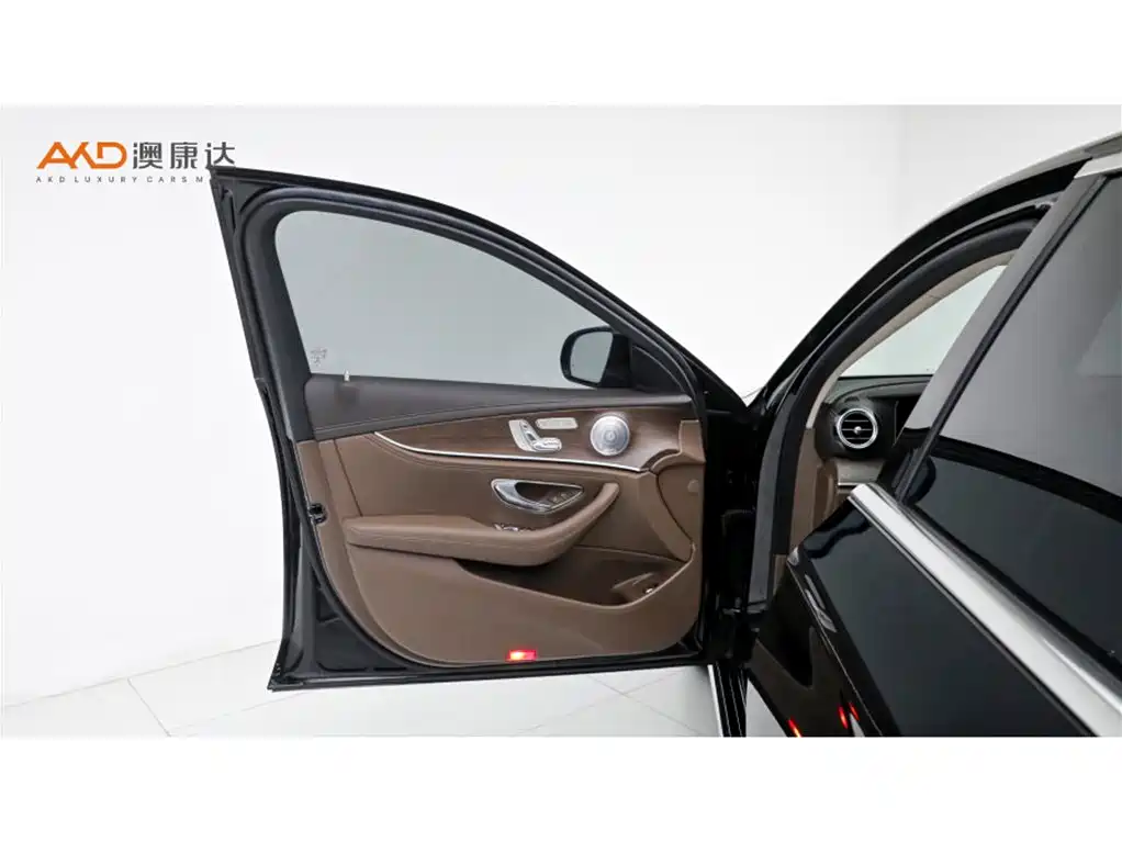 Mercedes-Benz E-Class — миниатюра 10