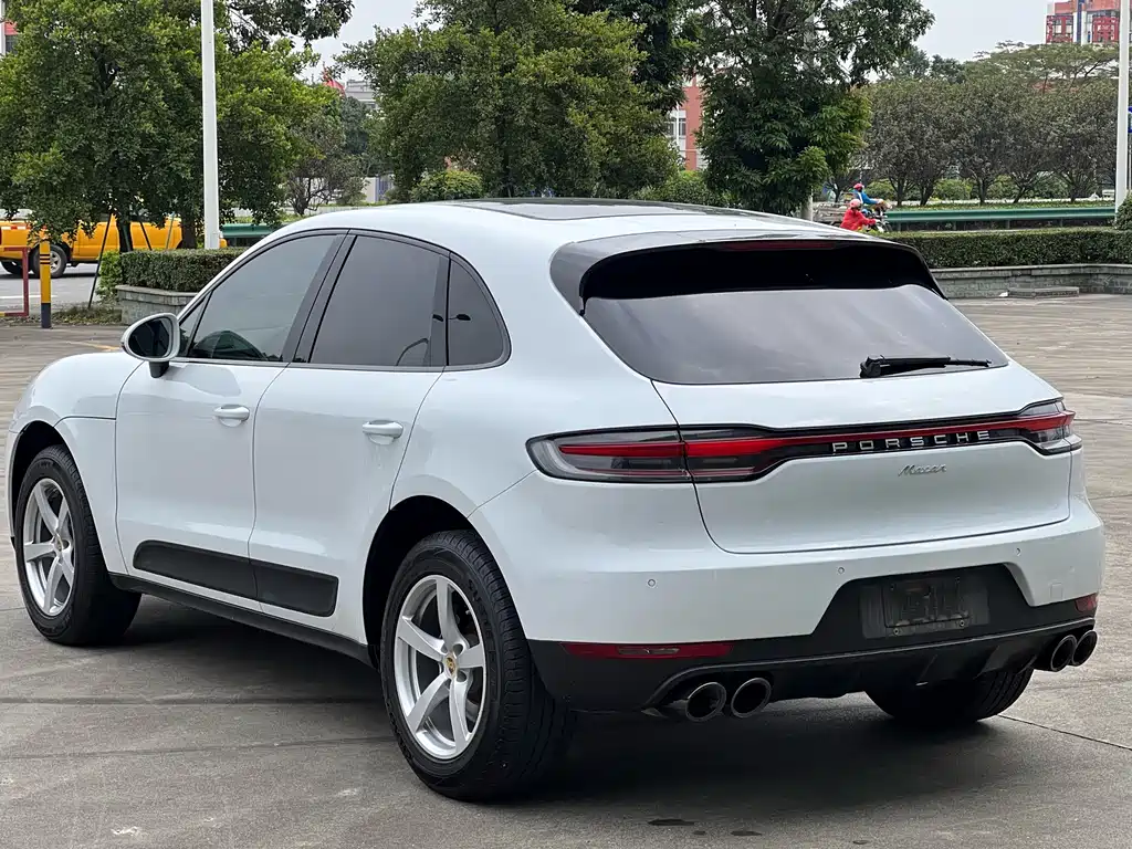 PORSCHE MACAN