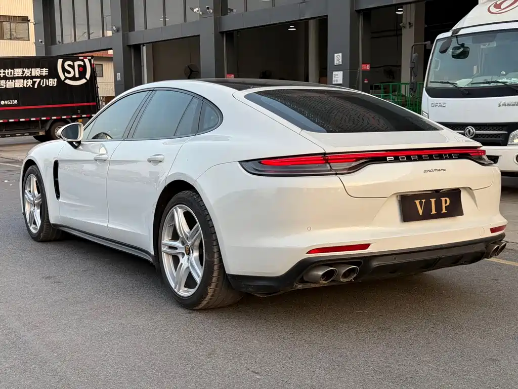 PORSCHE PANAMERA