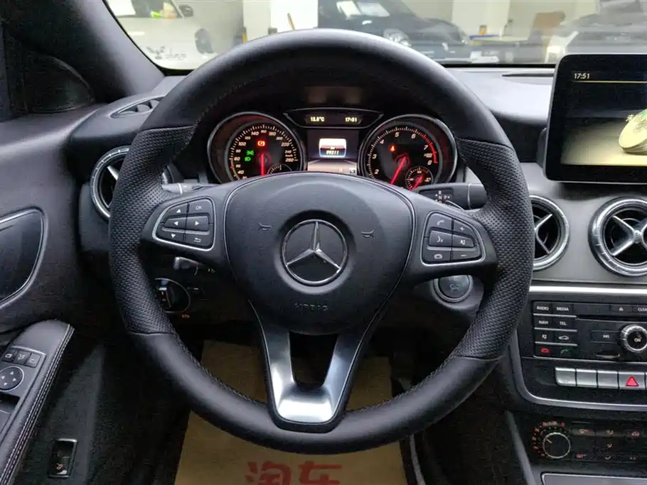 MERCEDES-BENZ CLA