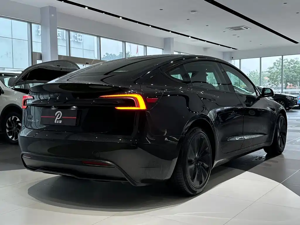 Tesla Model 3 — миниатюра 4