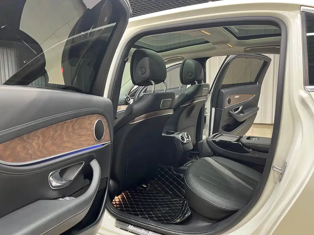 Mercedes-Benz E-Class — миниатюра 10