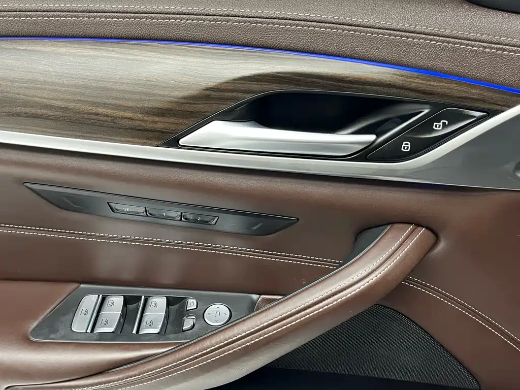 BMW 5 Series — миниатюра 10