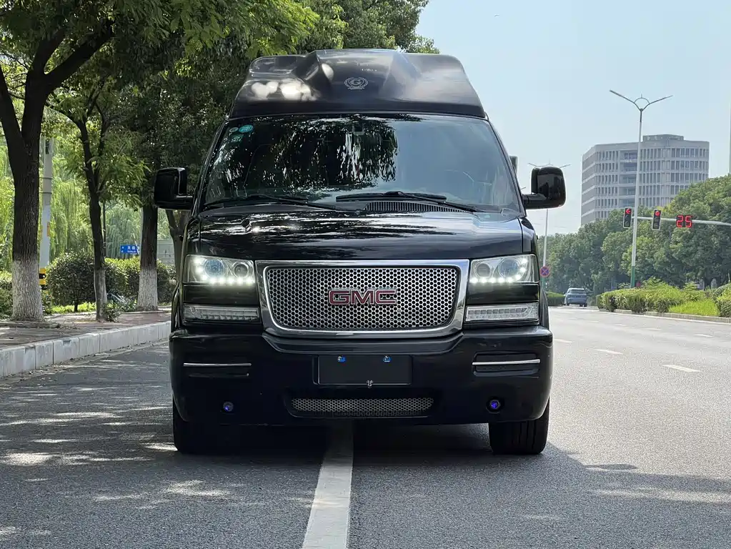 GMC Savana — миниатюра 4