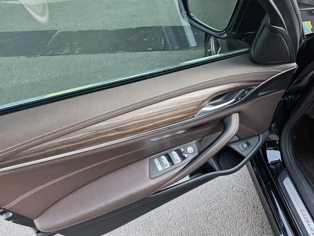 BMW 5 Series — миниатюра 14
