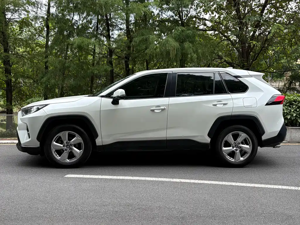 Toyota RAV4 — миниатюра 3