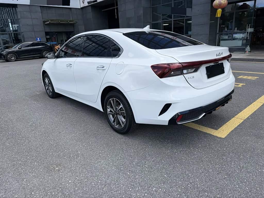 Kia K3 1.5 л 2022 г. Белый, пробег 30900 км
