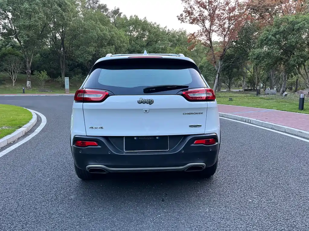Jeep Cherokee — миниатюра 5