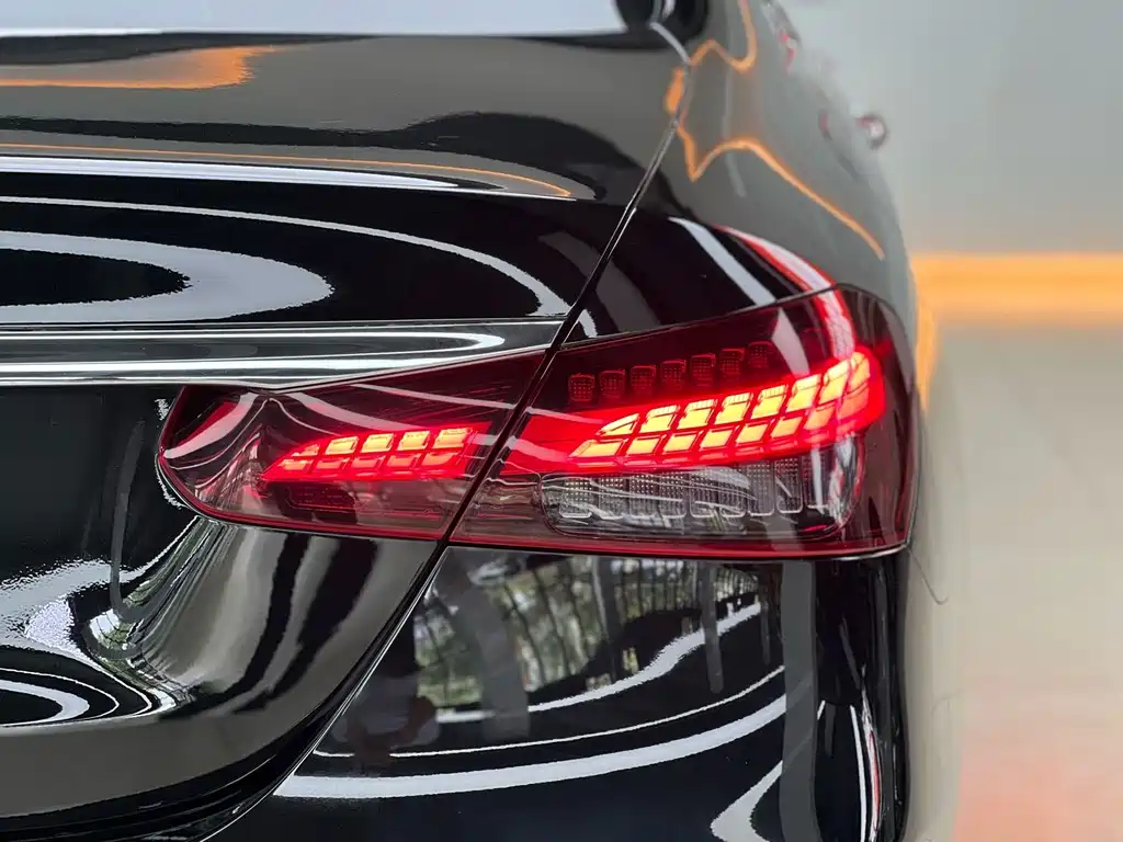 Mercedes-Benz E-Class — миниатюра 18