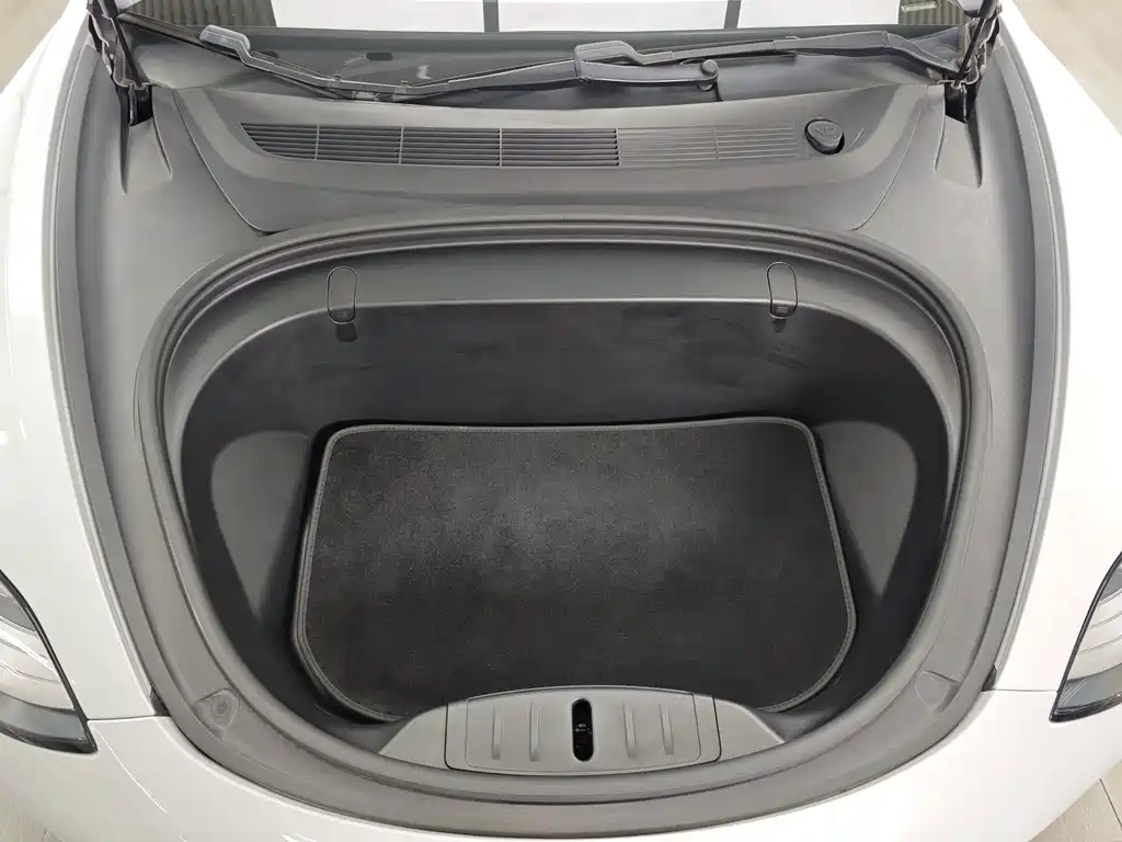 Tesla Model 3 — миниатюра 7