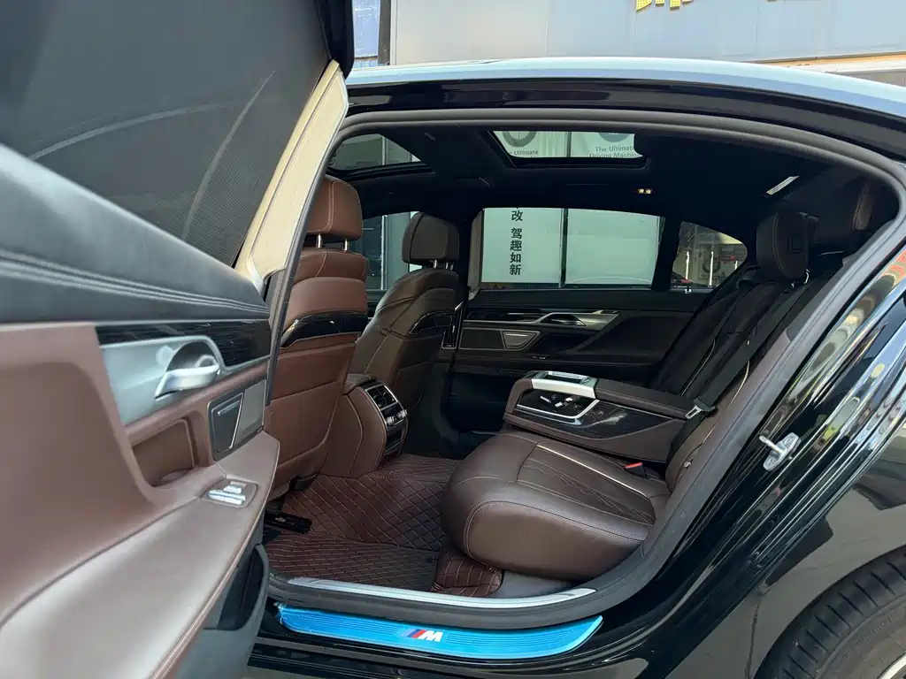 BMW 7 Series — миниатюра 11